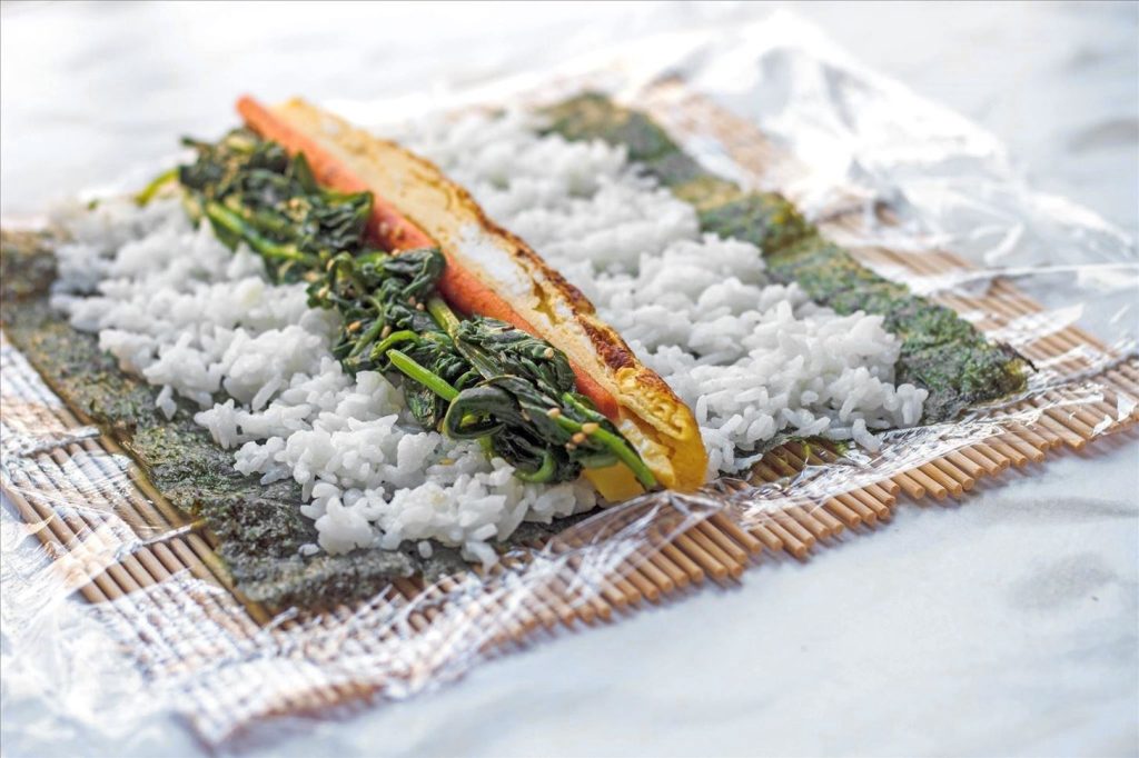 How to roll sushi without mat